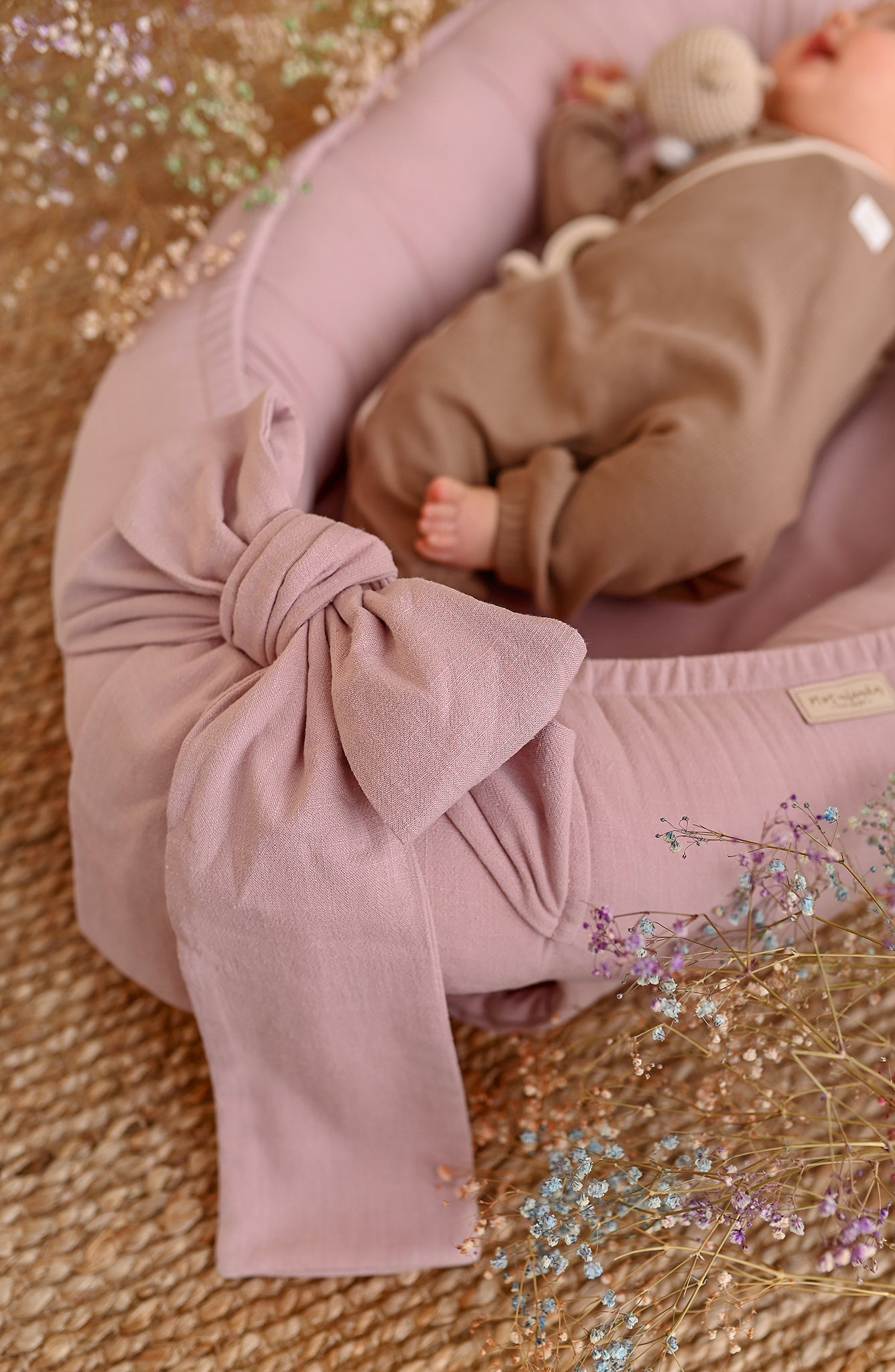 Discover our premium baby nest sleeper crafted with breathable linen and hypoallergenic fill. Provides a cozy, secure space for newborns.