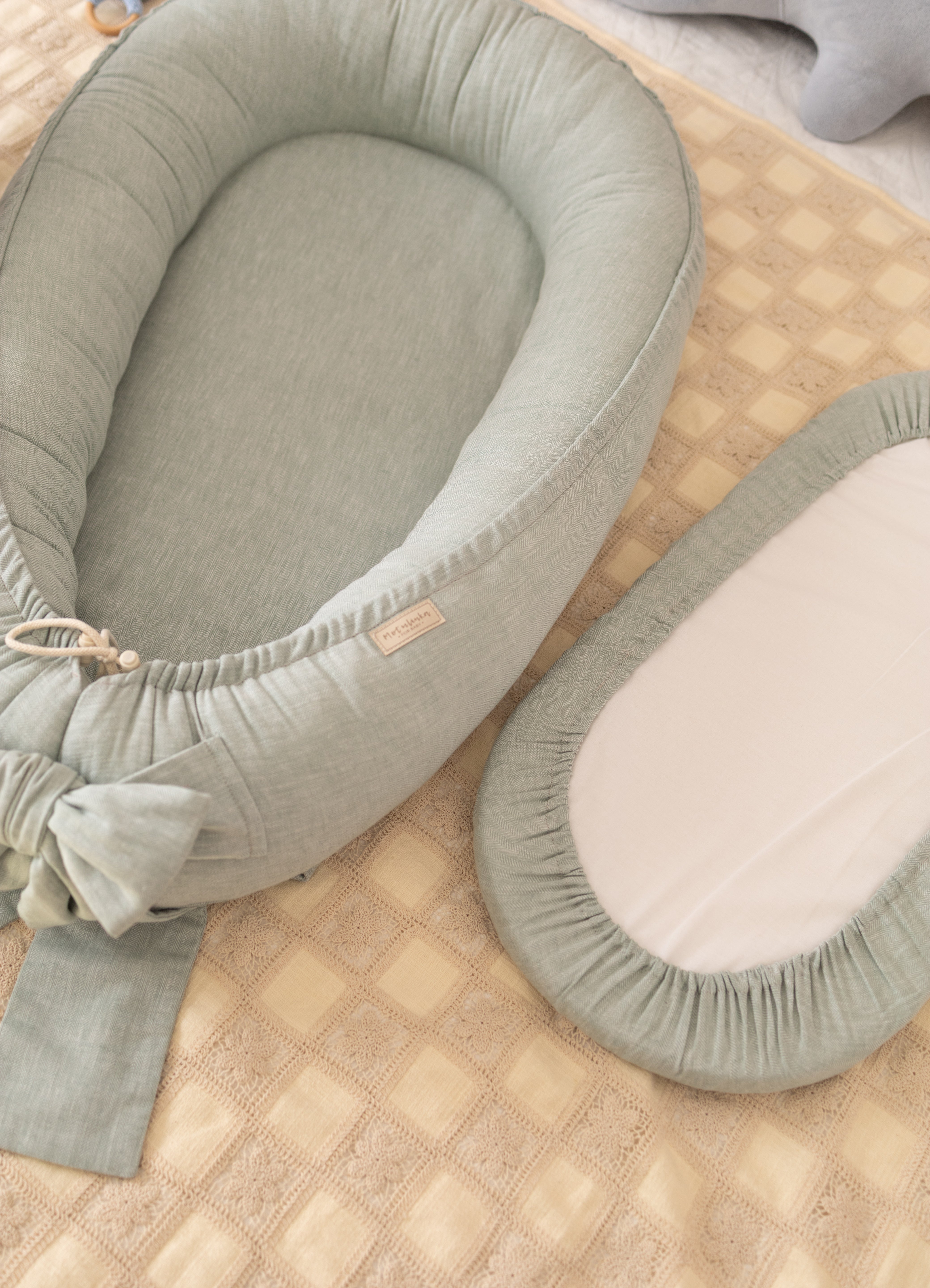 Give your baby the gift of comfort with our Herringbone Baby Nest. Soft, breathable, and secure—perfect for sleep, travel, and daily cuddles.
