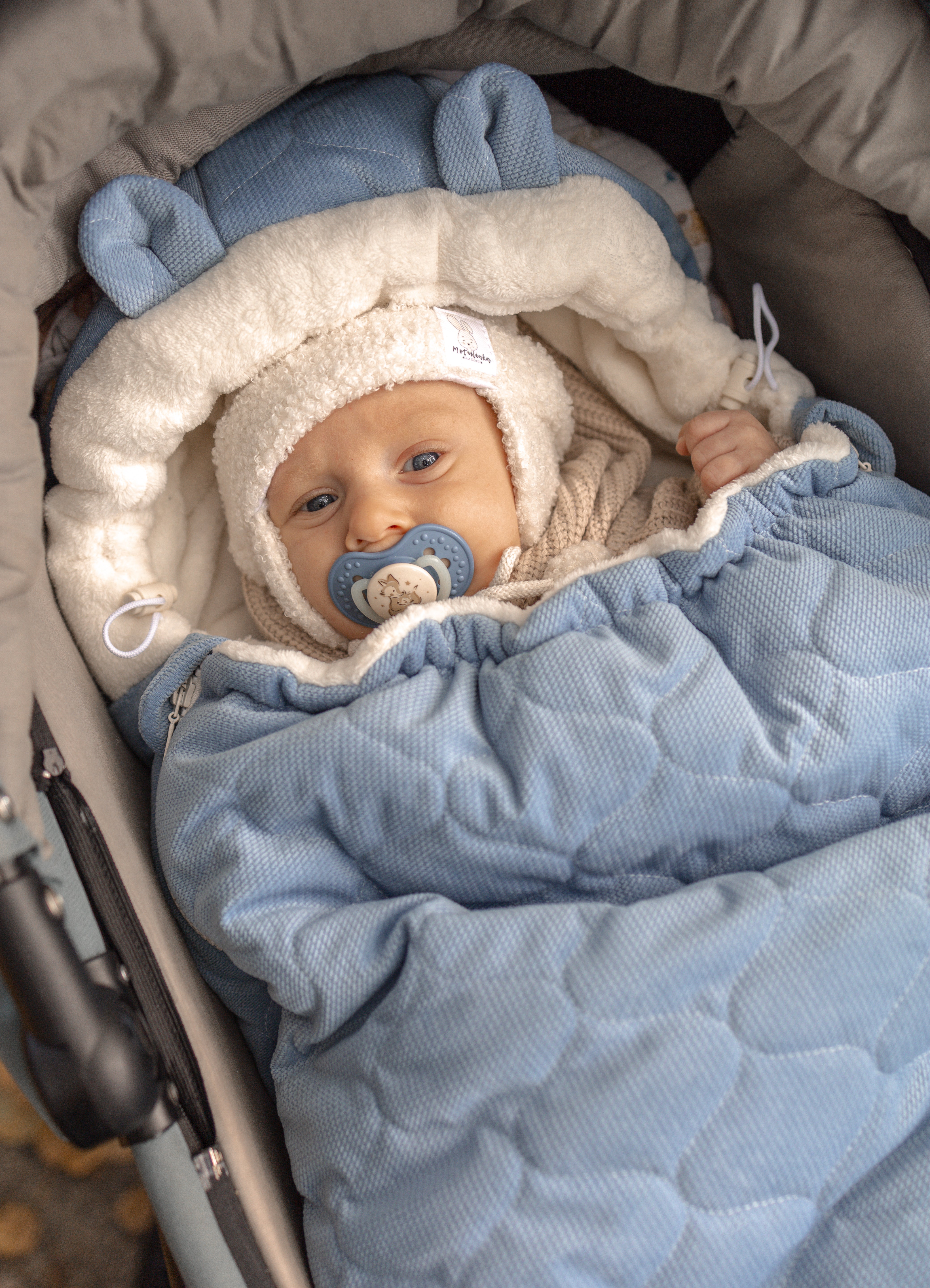 Wrap your baby in comfort with our 3-in-1 quilted velvet footmuff. Soft, warm, and versatile for strollers, car seats, or travel.