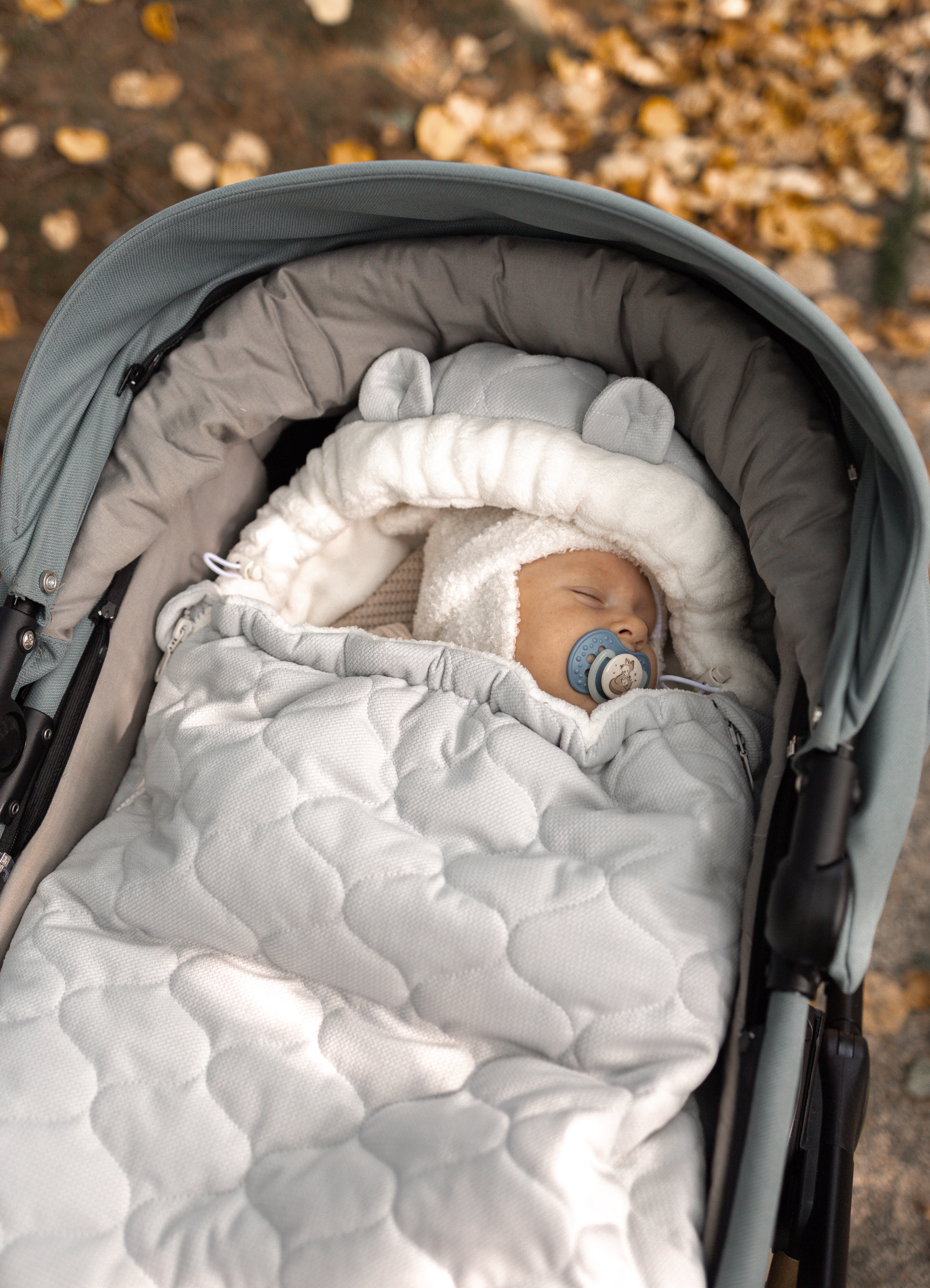Wrap your baby in comfort with our 3-in-1 quilted velvet footmuff. Soft, warm, and versatile for strollers, car seats, or travel.