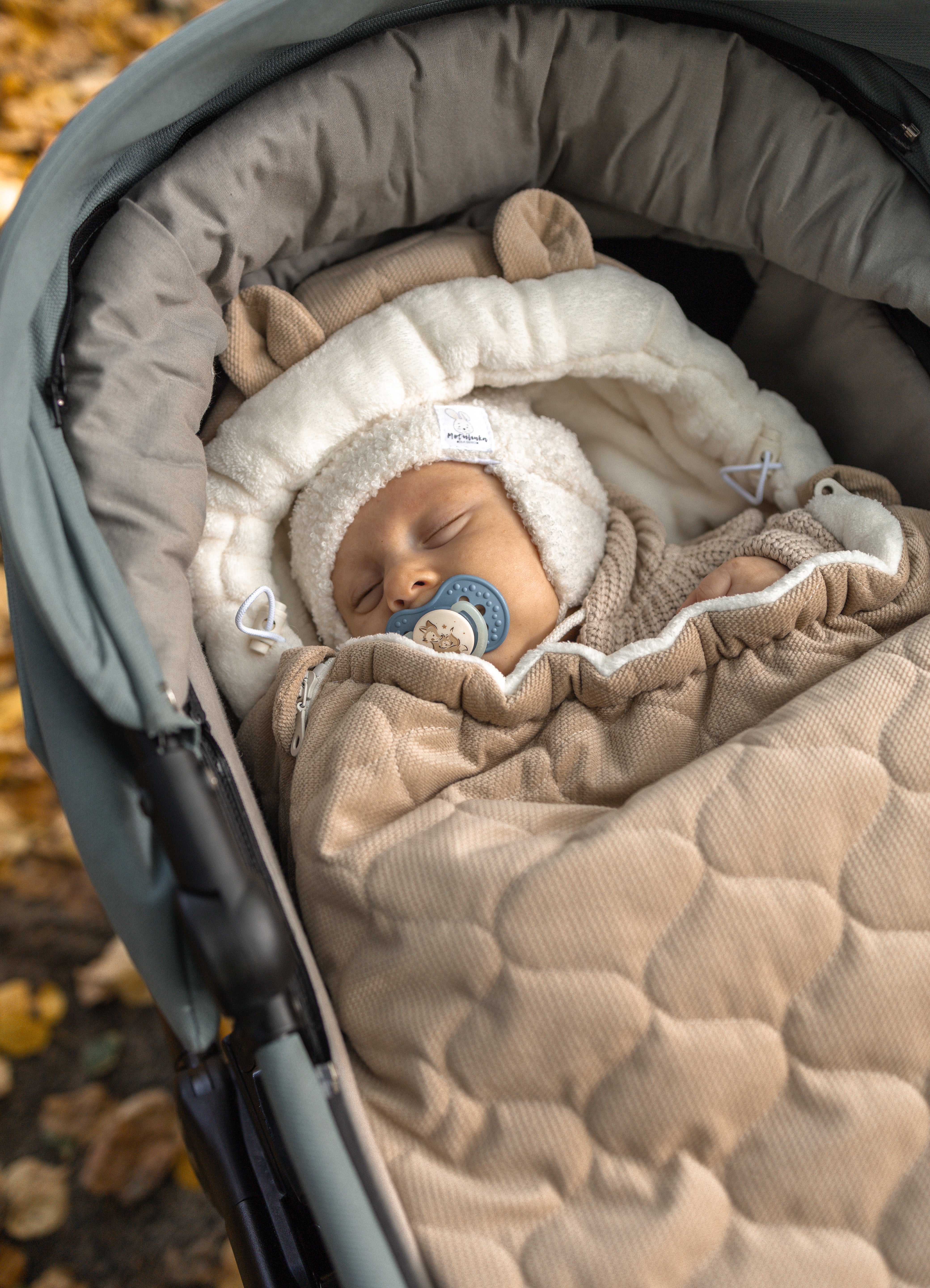 Wrap your baby in comfort with our 3-in-1 quilted velvet footmuff. Soft, warm, and versatile for strollers, car seats, or travel.