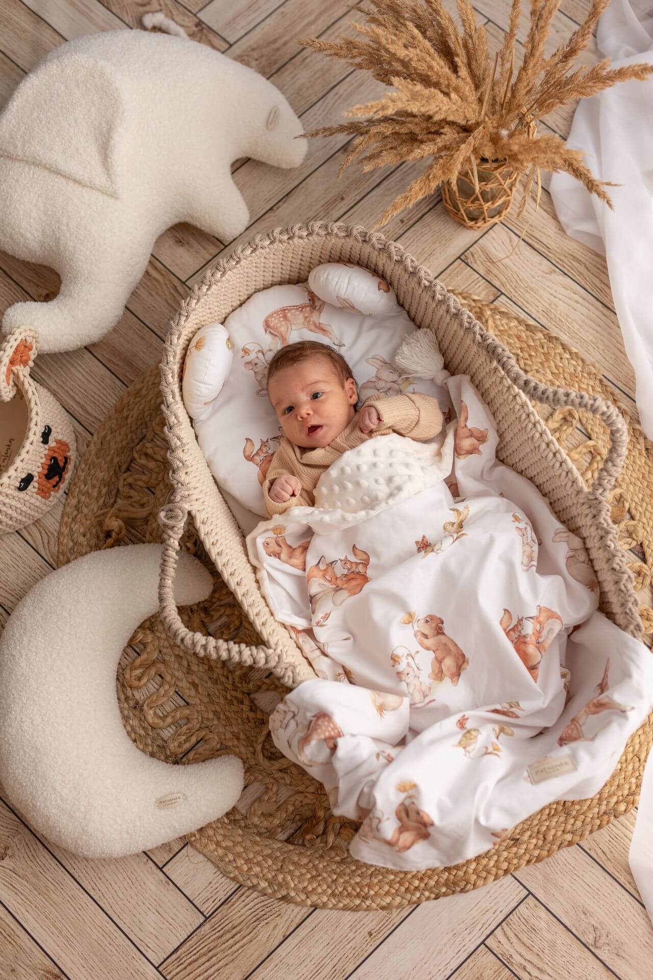 Wrap your baby in comfort with our Cotton & Minky Back Blanket. Soft, cozy, and perfect for naps, stroller rides, and everyday use.