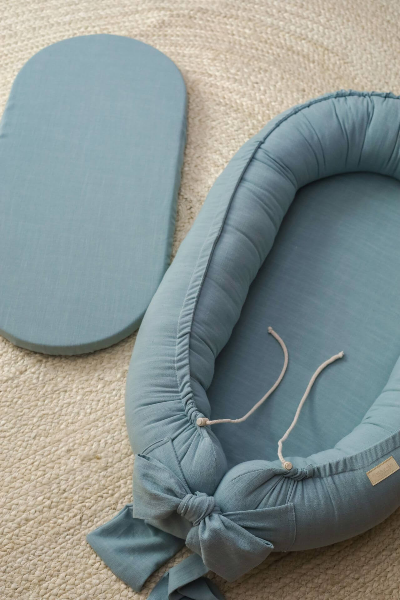 Discover our premium baby nest sleeper crafted with breathable linen and hypoallergenic fill. Provides a cozy, secure space for newborns.