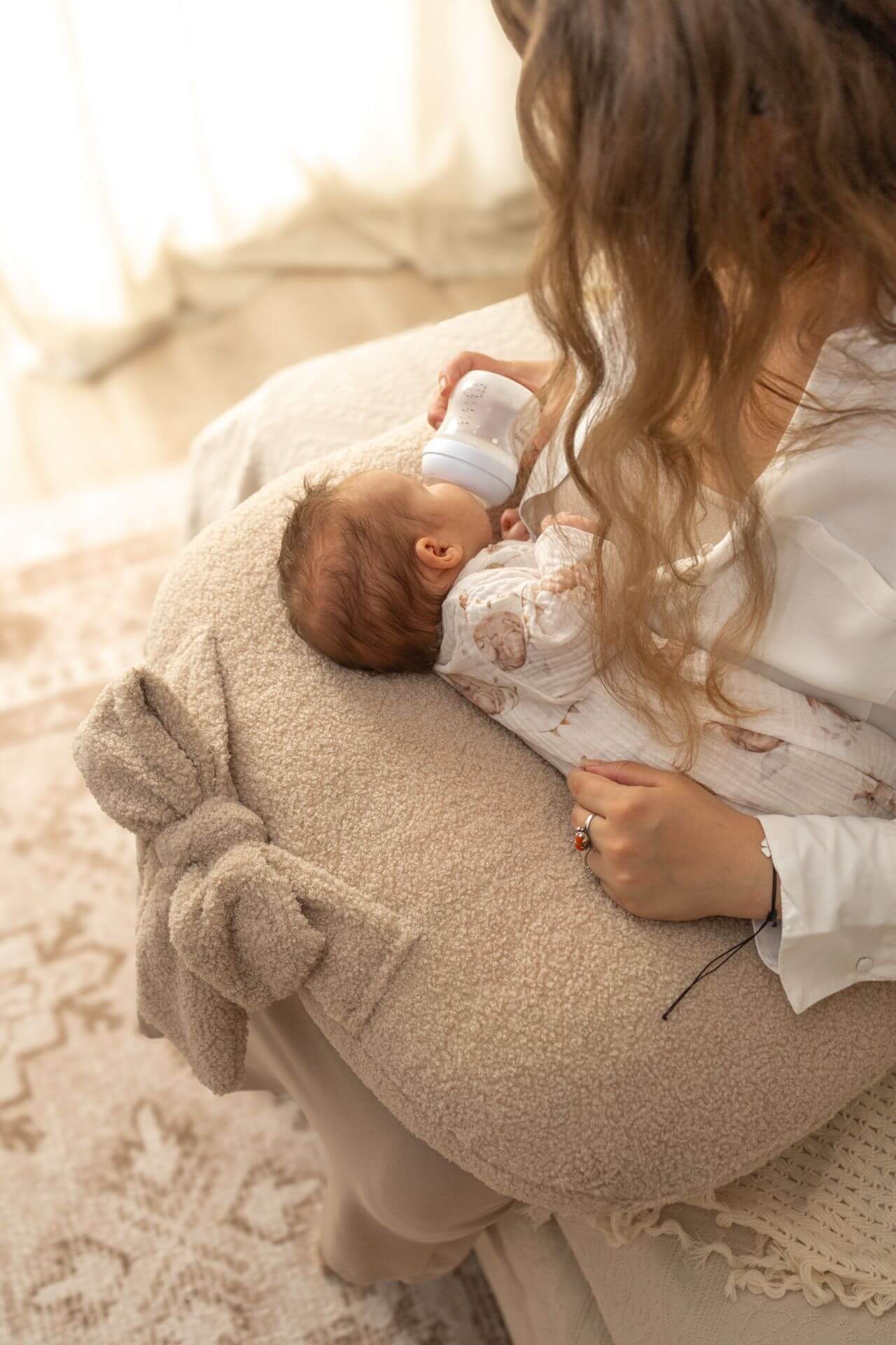 Support your baby and yourself with the Ultimate Nursing Pillow in soft Sherpa fabric. Ergonomic, cozy, and perfect for feeding or lounging.