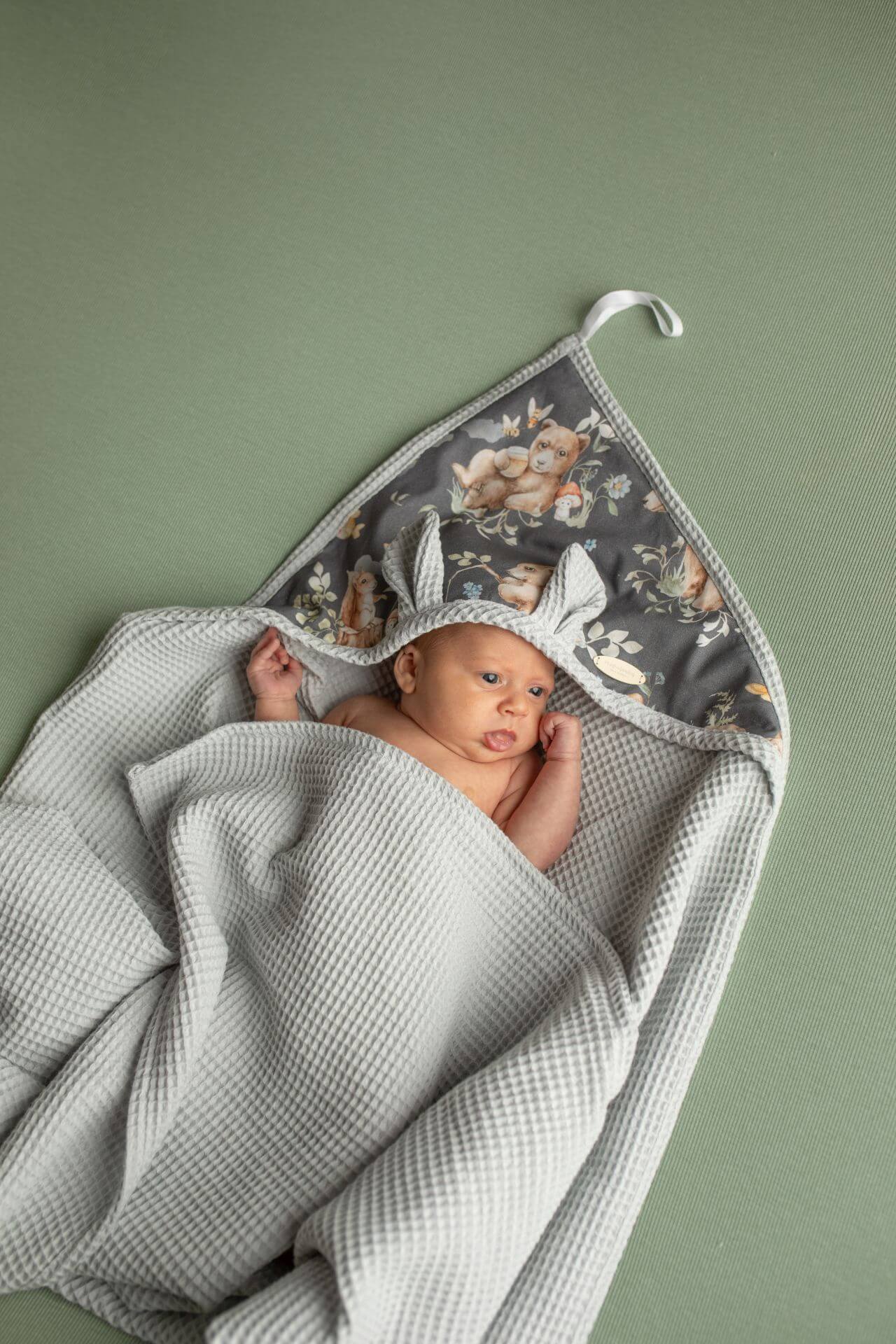 Wrap your little one in comfort with our Waffle Baby Hooded Bath Towel. Made from 100% natural cotton, it's ultra-soft, breathable, quick-drying.