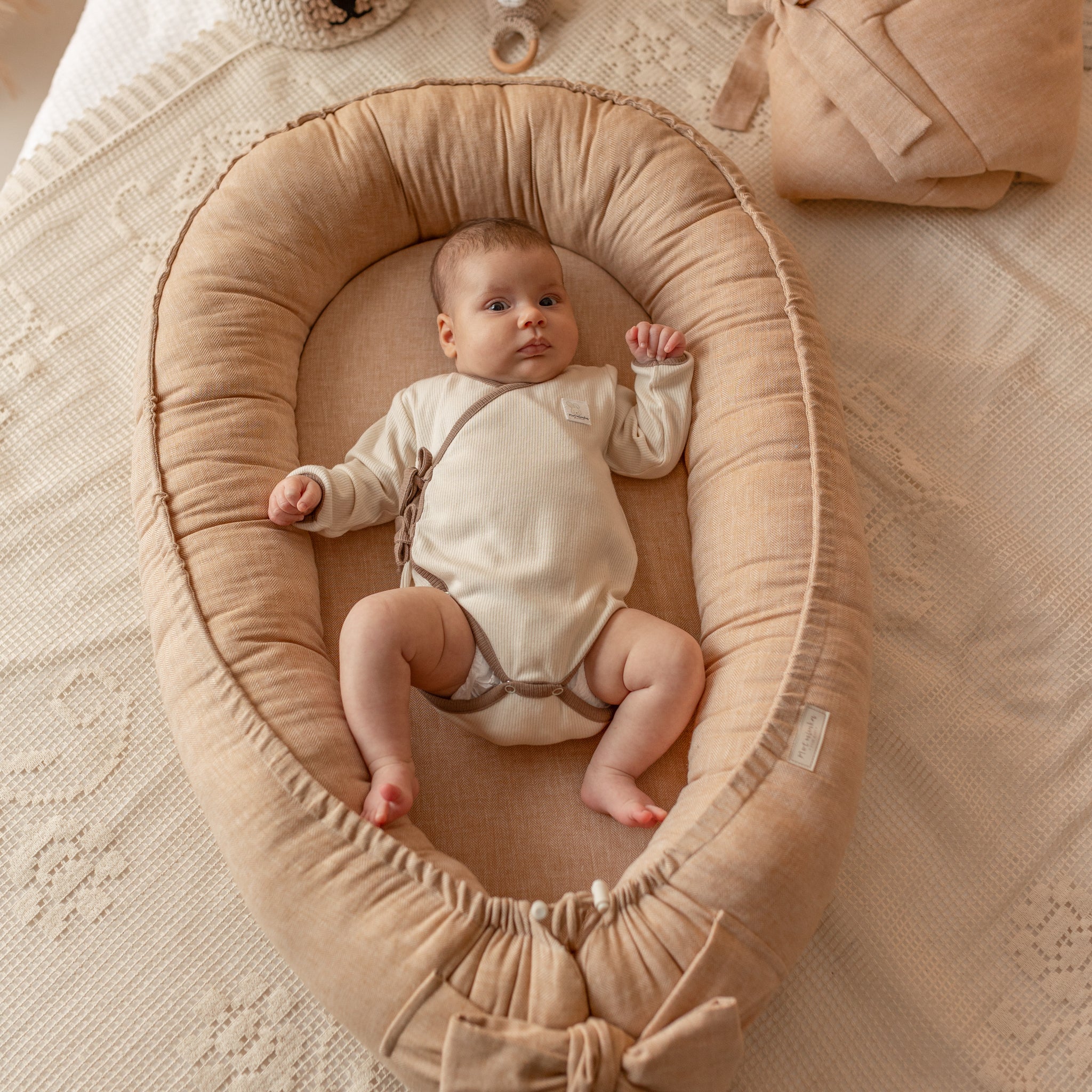 Give your baby the gift of comfort with our Herringbone Baby Nest. Soft, breathable, and secure—perfect for sleep, travel, and daily cuddles.