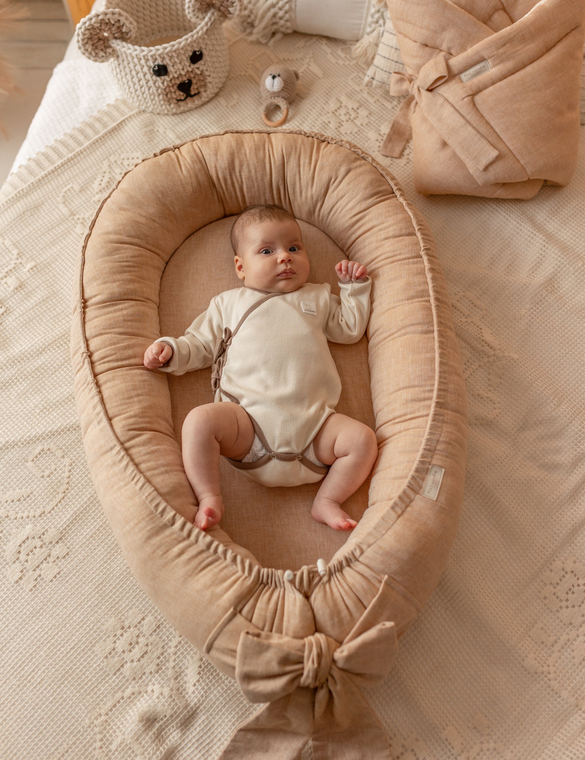 Give your baby the gift of comfort with our Herringbone Baby Nest. Soft, breathable, and secure—perfect for sleep, travel, and daily cuddles.