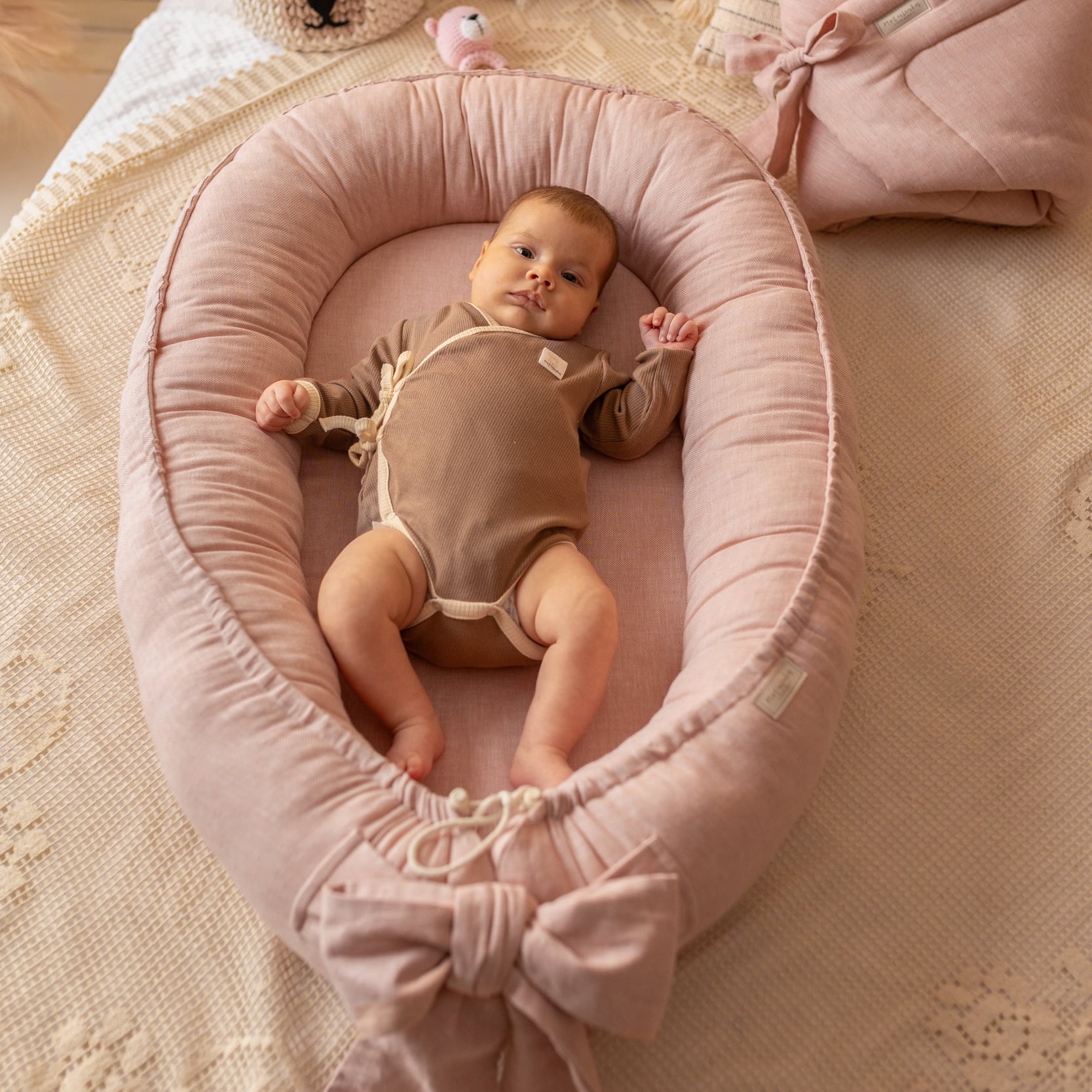 Give your baby the gift of comfort with our Herringbone Baby Nest. Soft, breathable, and secure—perfect for sleep, travel, and daily cuddles.