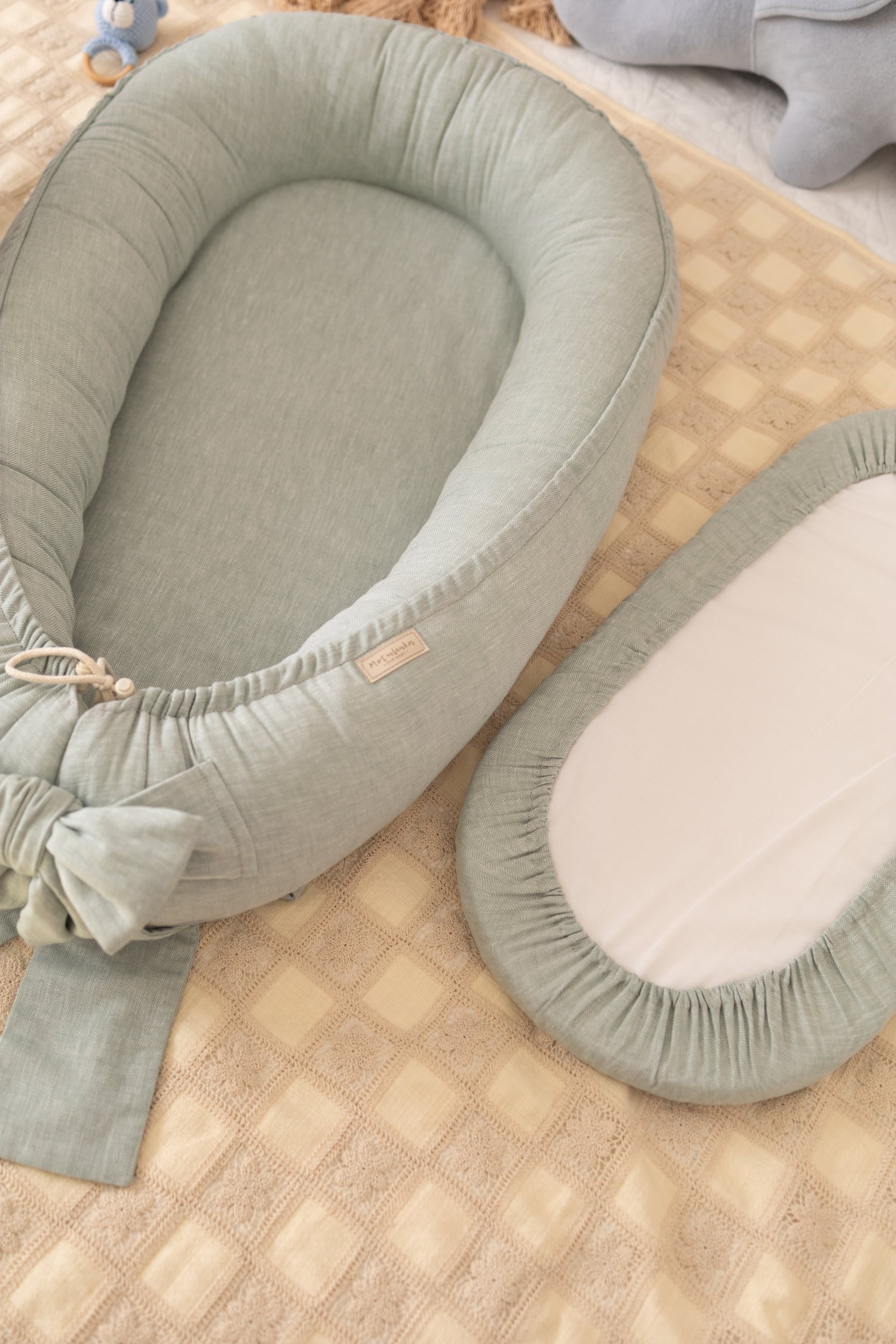 Give your baby the gift of comfort with our Herringbone Baby Nest. Soft, breathable, and secure—perfect for sleep, travel, and daily cuddles.