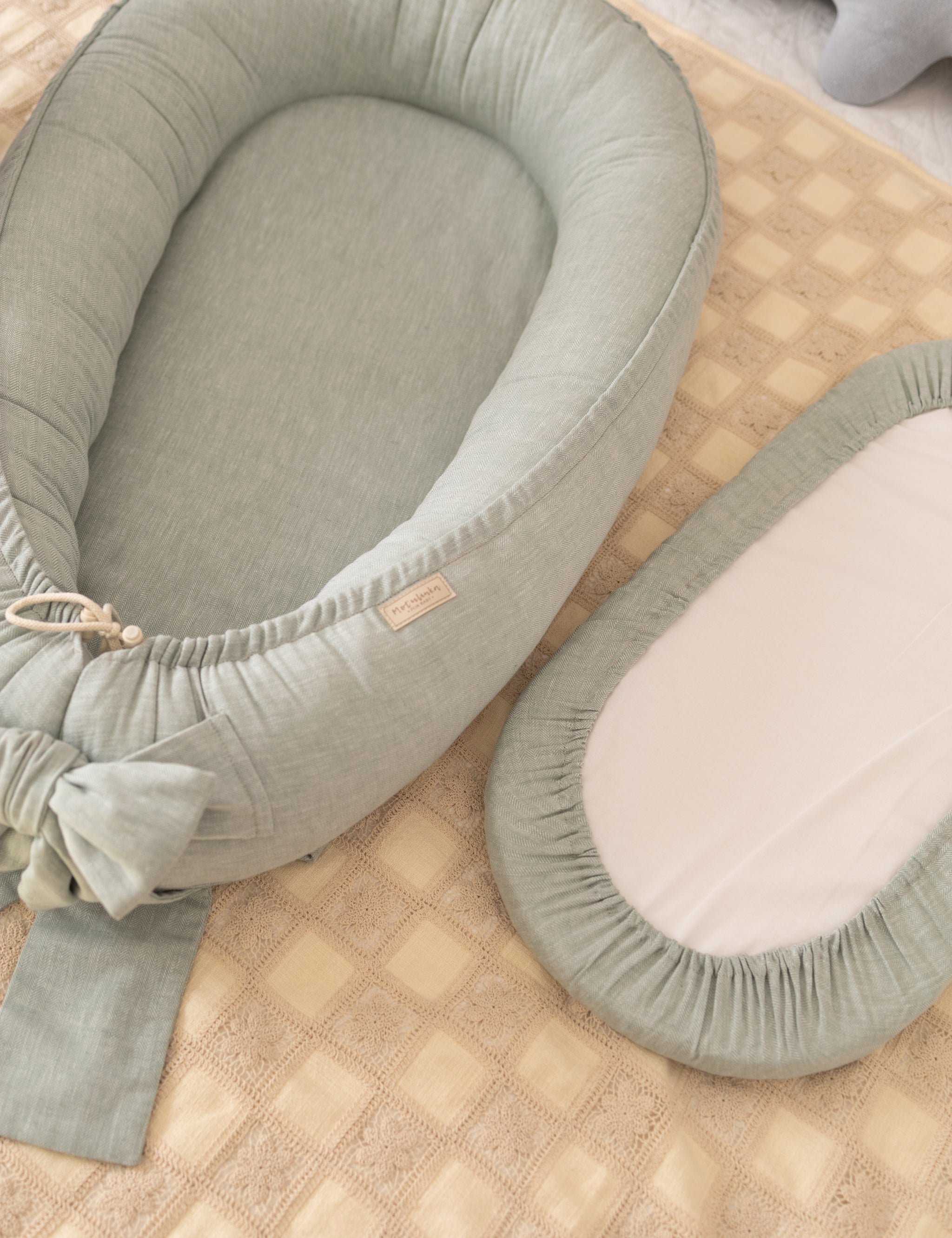 Give your baby the gift of comfort with our Herringbone Baby Nest. Soft, breathable, and secure—perfect for sleep, travel, and daily cuddles.