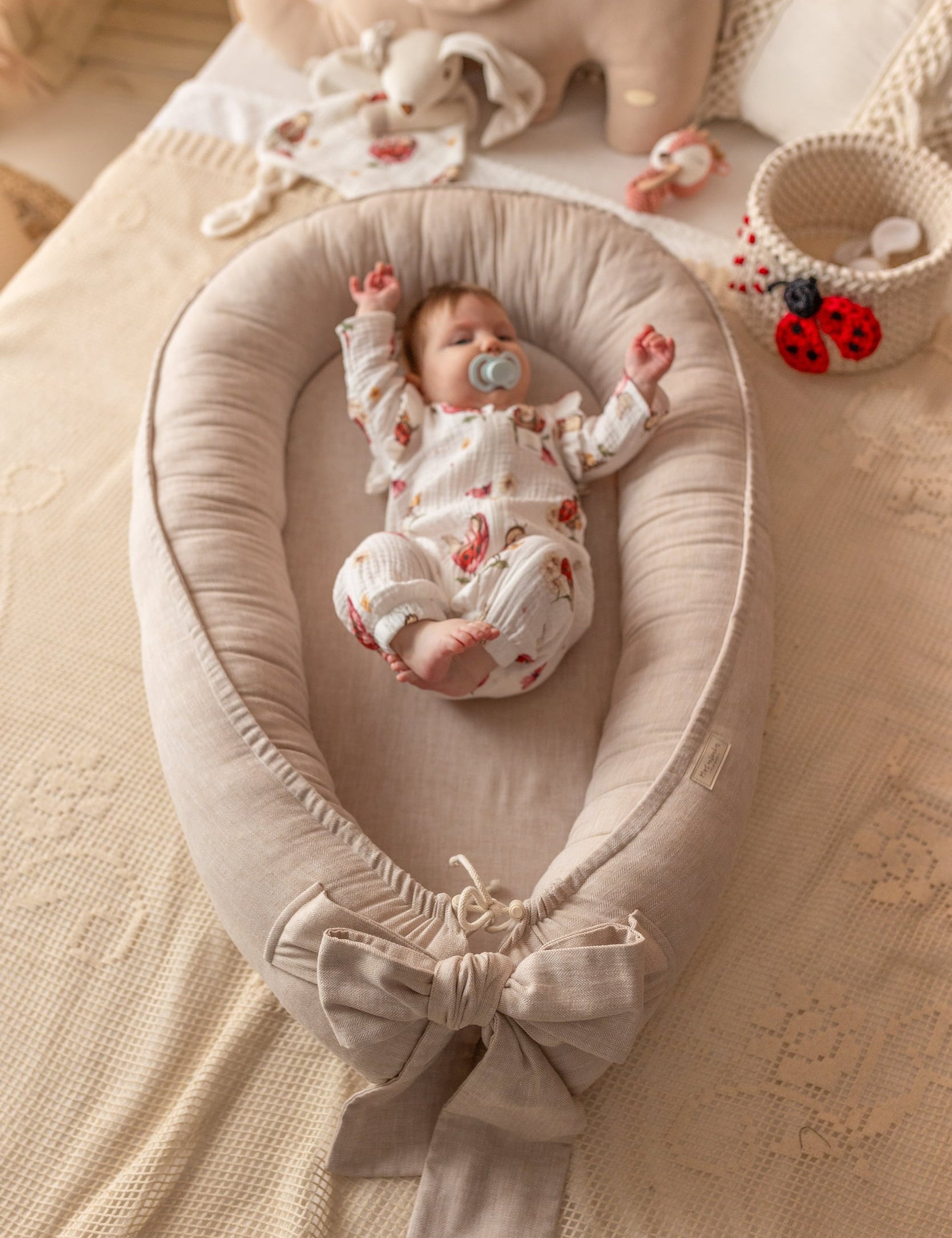 Give your baby the gift of comfort with our Herringbone Baby Nest. Soft, breathable, and secure—perfect for sleep, travel, and daily cuddles.