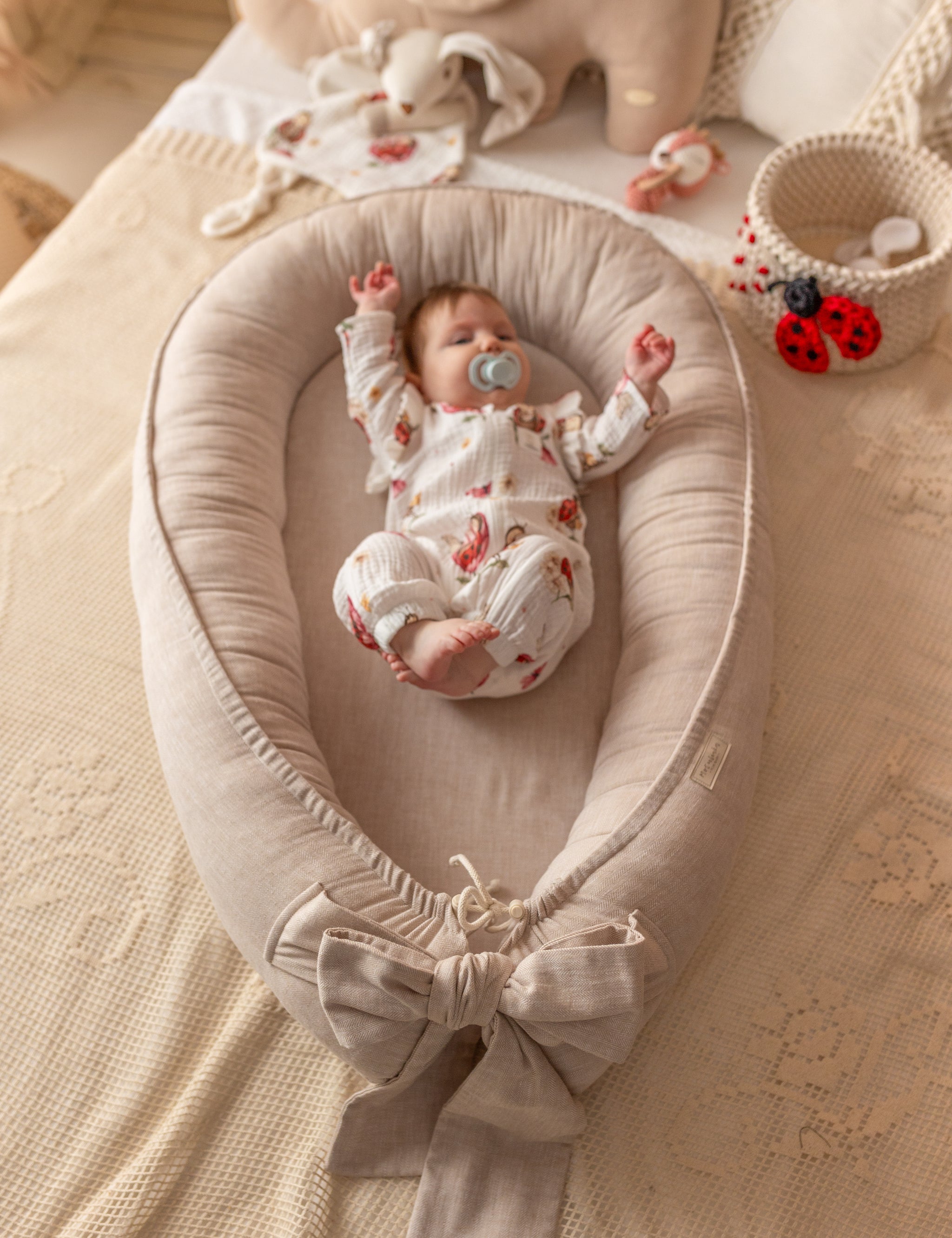Give your baby the gift of comfort with our Herringbone Baby Nest. Soft, breathable, and secure—perfect for sleep, travel, and daily cuddles.