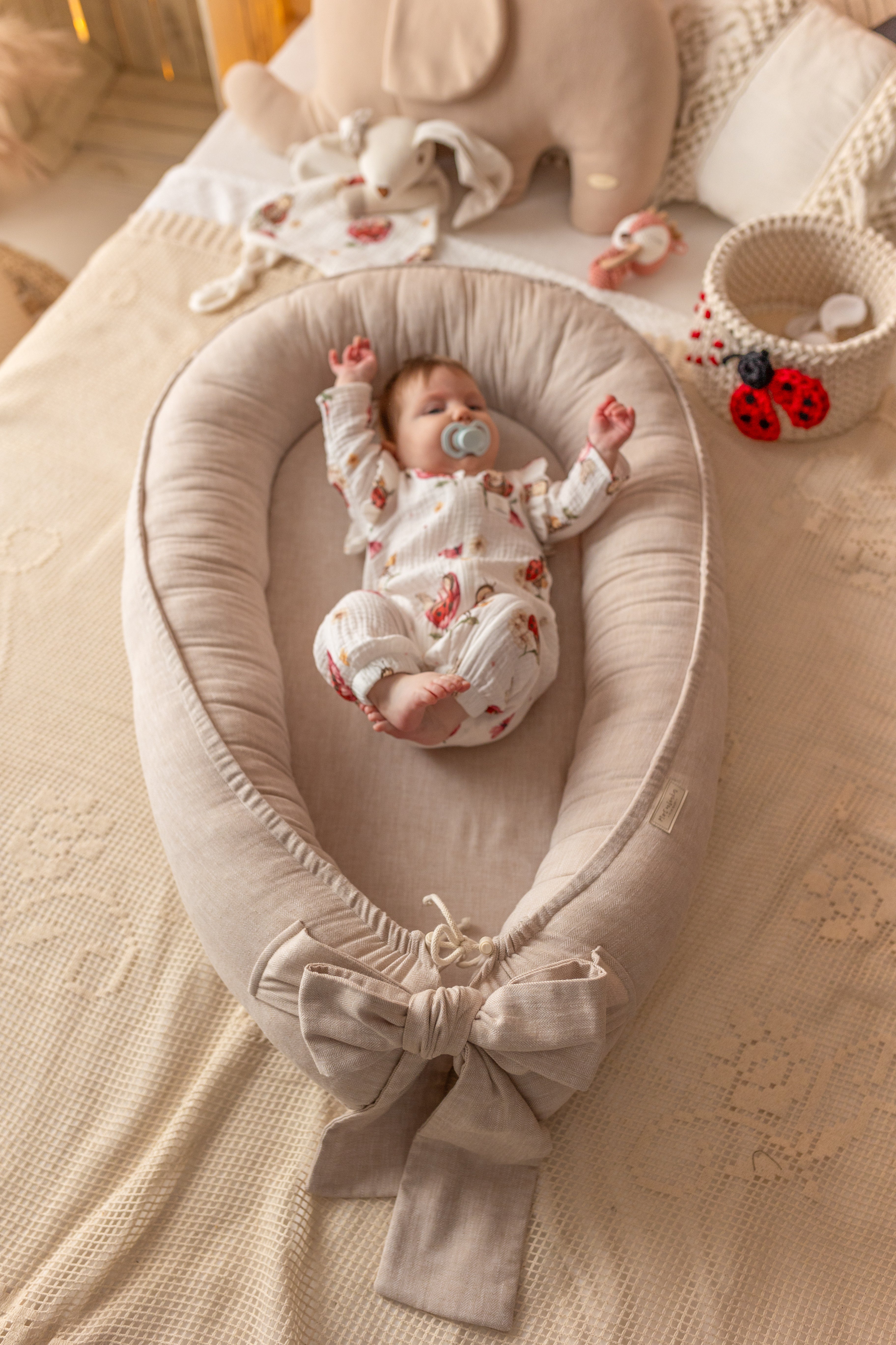 Give your baby the gift of comfort with our Herringbone Baby Nest. Soft, breathable, and secure—perfect for sleep, travel, and daily cuddles.