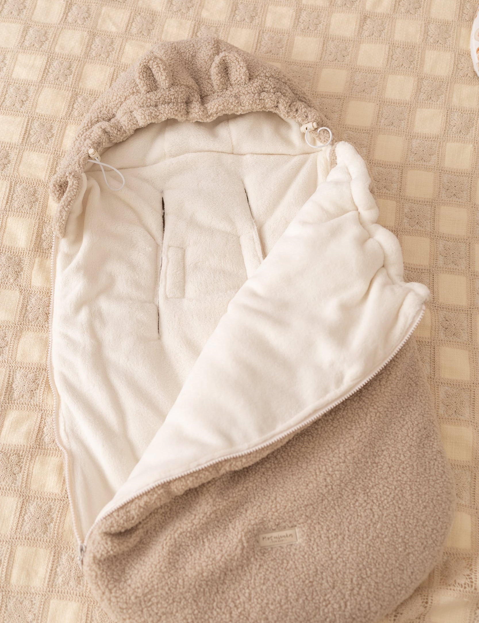 Keep your baby warm and snug with our 3-in-1 plush lamb footmuff. Soft, versatile, and perfect for strollers, car seats, or travel.