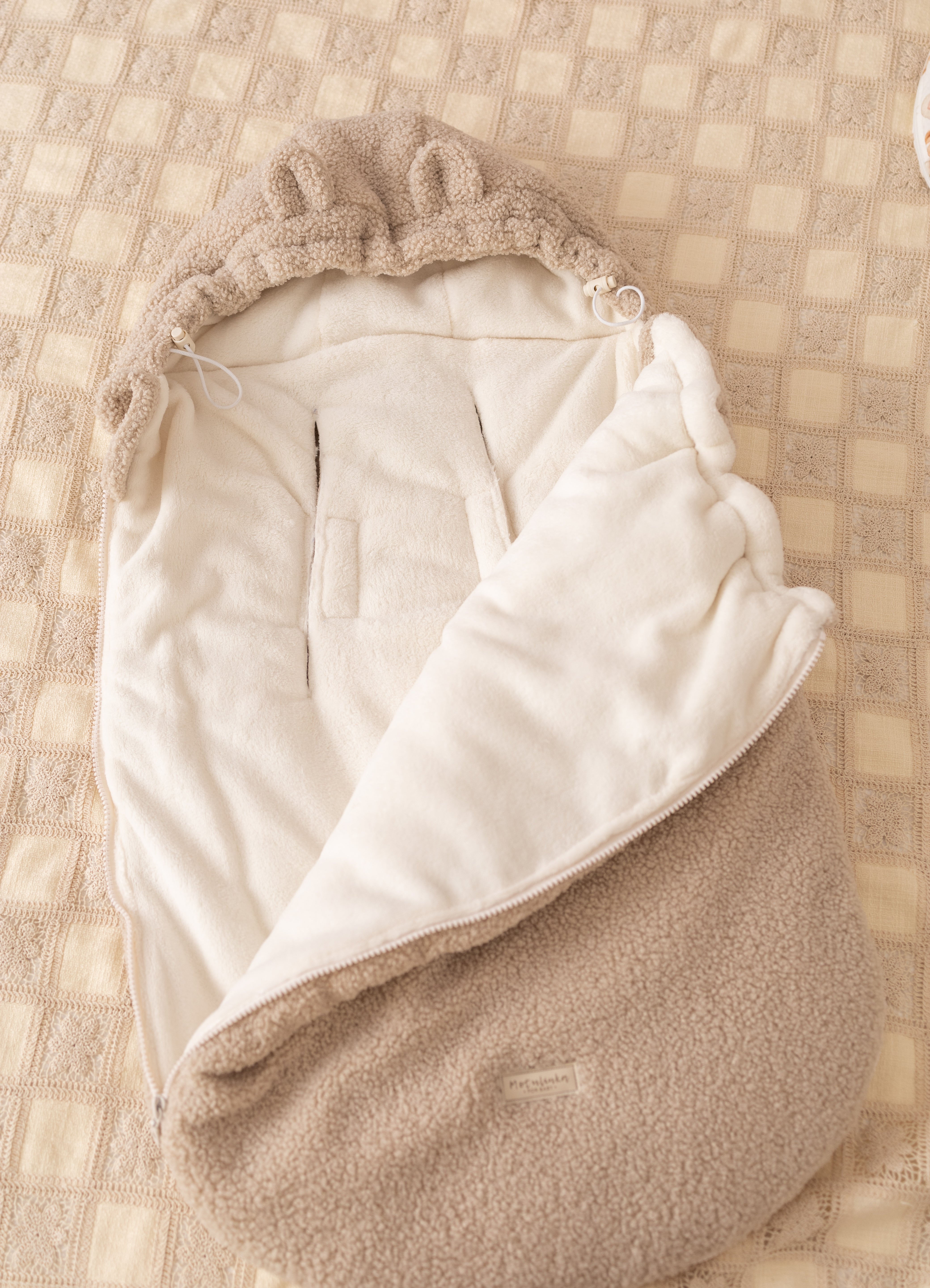 Keep your baby warm and snug with our 3-in-1 plush lamb footmuff. Soft, versatile, and perfect for strollers, car seats, or travel.