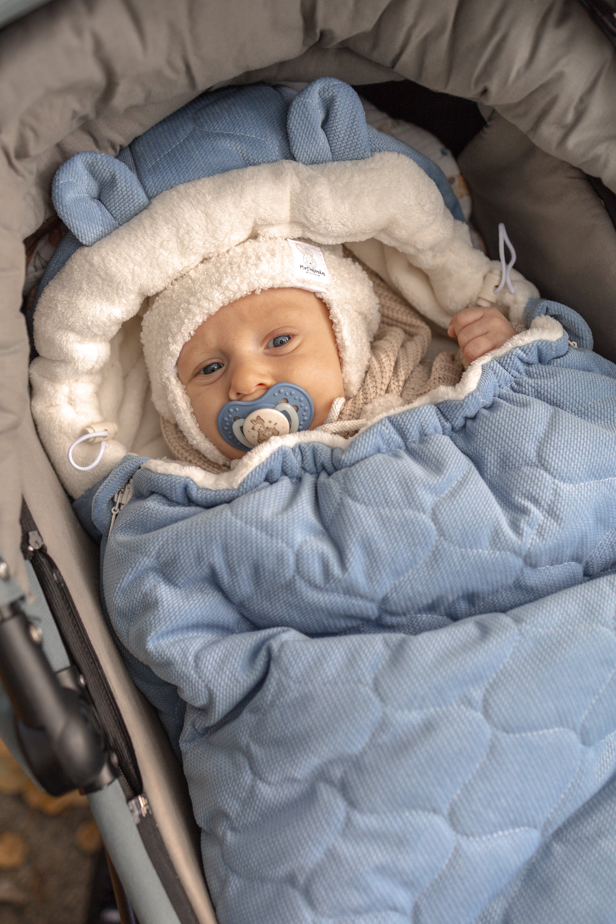 Wrap your baby in comfort with our 3-in-1 quilted velvet footmuff. Soft, warm, and versatile for strollers, car seats, or travel.