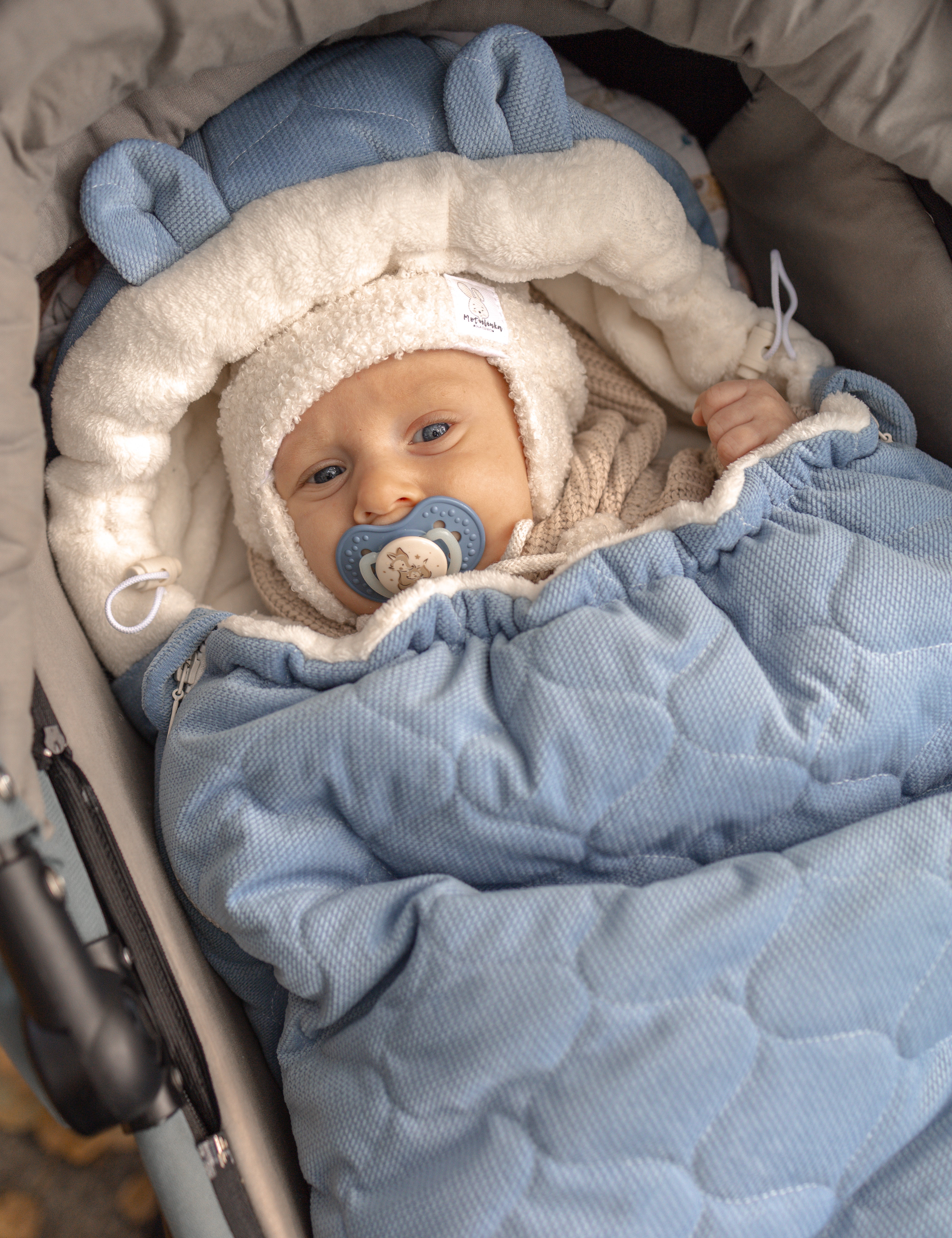Wrap your baby in comfort with our 3-in-1 quilted velvet footmuff. Soft, warm, and versatile for strollers, car seats, or travel.