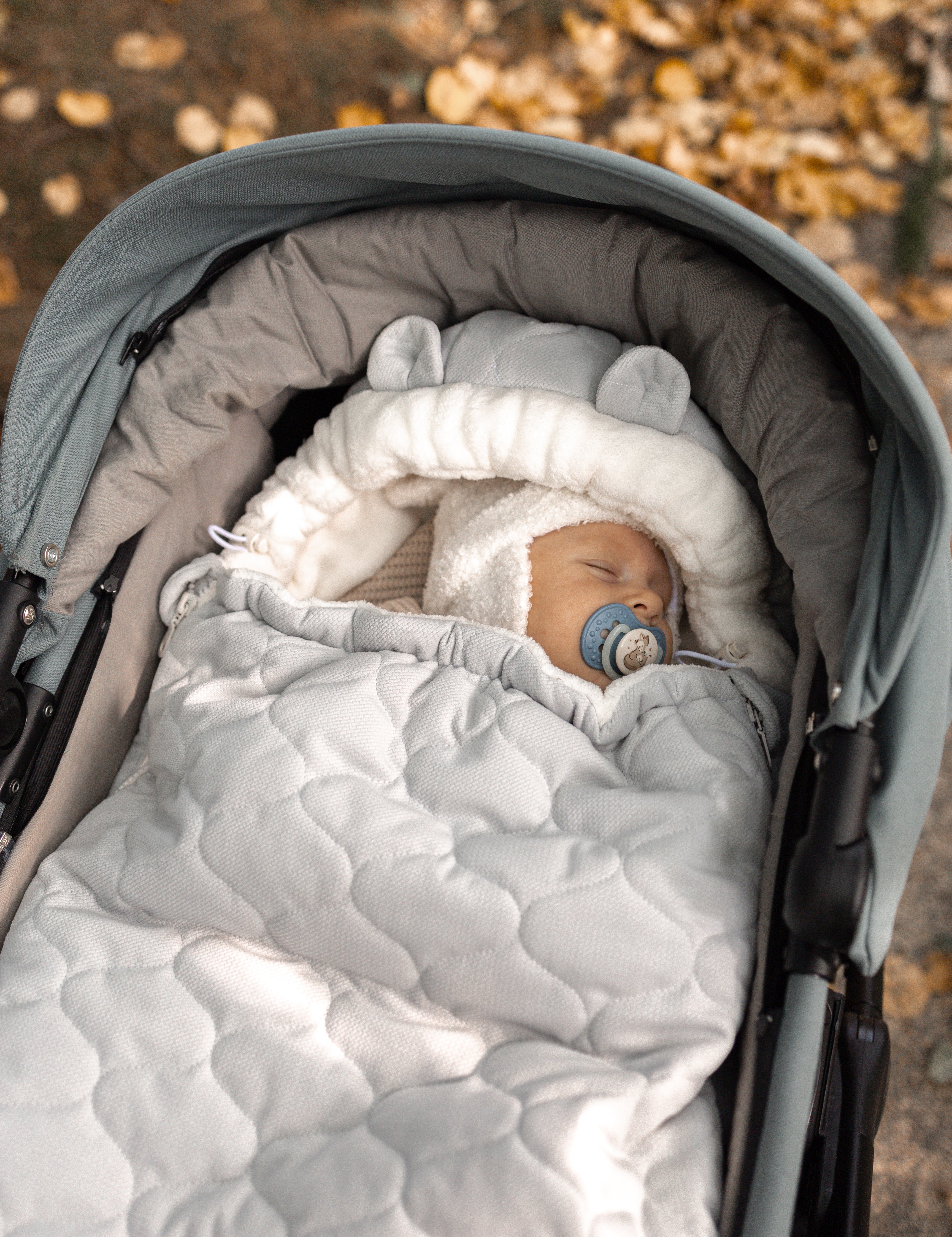Wrap your baby in comfort with our 3-in-1 quilted velvet footmuff. Soft, warm, and versatile for strollers, car seats, or travel.