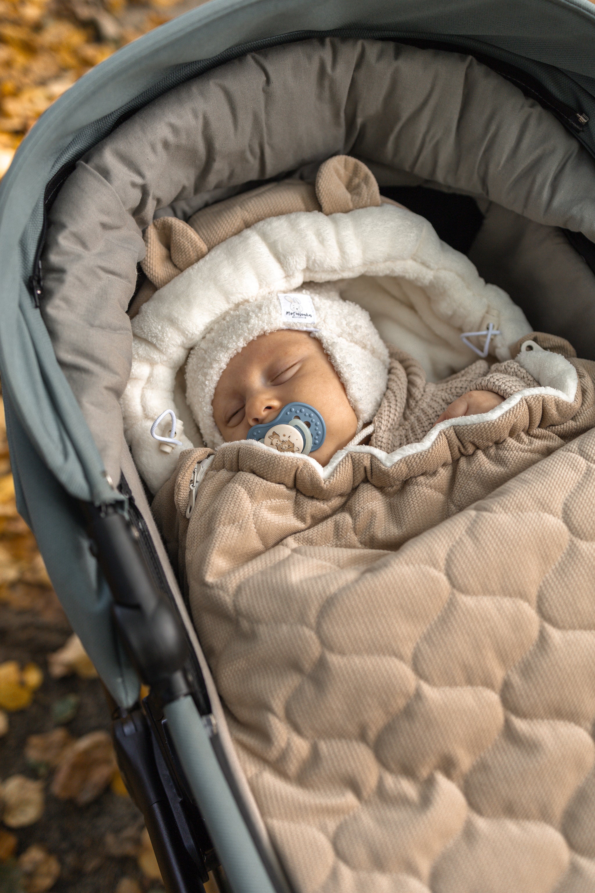 Wrap your baby in comfort with our 3-in-1 quilted velvet footmuff. Soft, warm, and versatile for strollers, car seats, or travel.