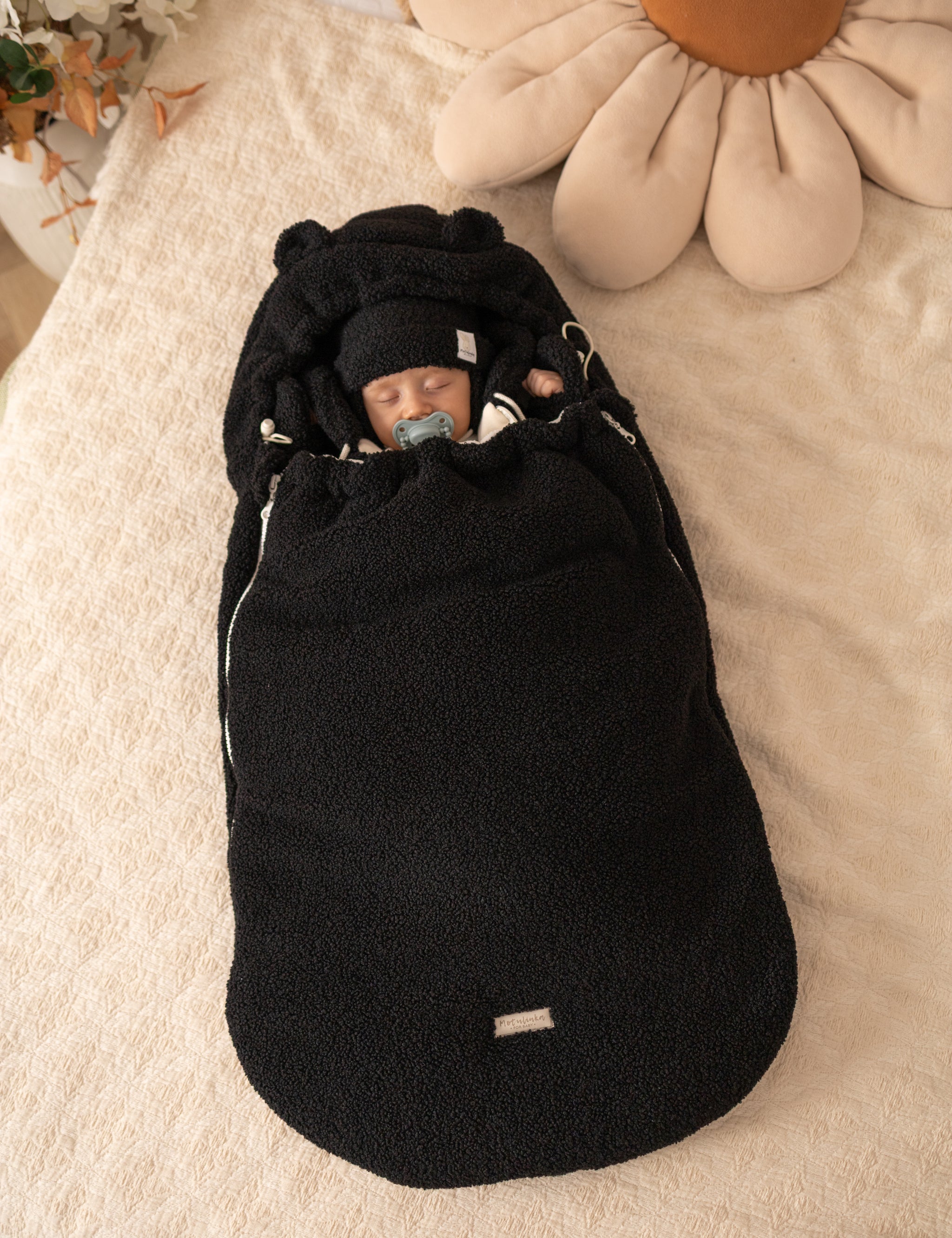 Keep your baby warm and snug with our 3-in-1 plush lamb footmuff. Soft, versatile, and perfect for strollers, car seats, or travel.