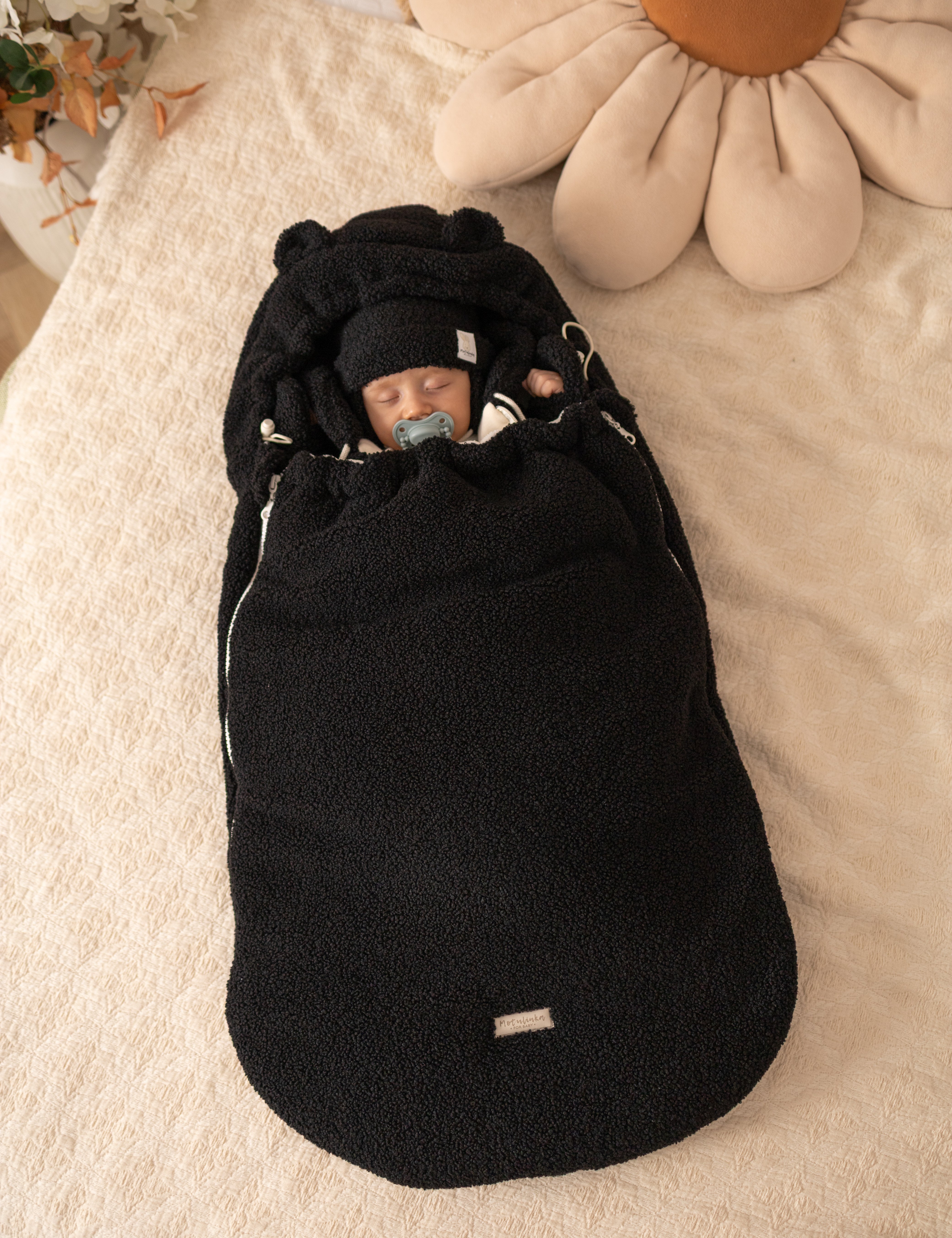 Keep your baby warm and snug with our 3-in-1 plush lamb footmuff. Soft, versatile, and perfect for strollers, car seats, or travel.