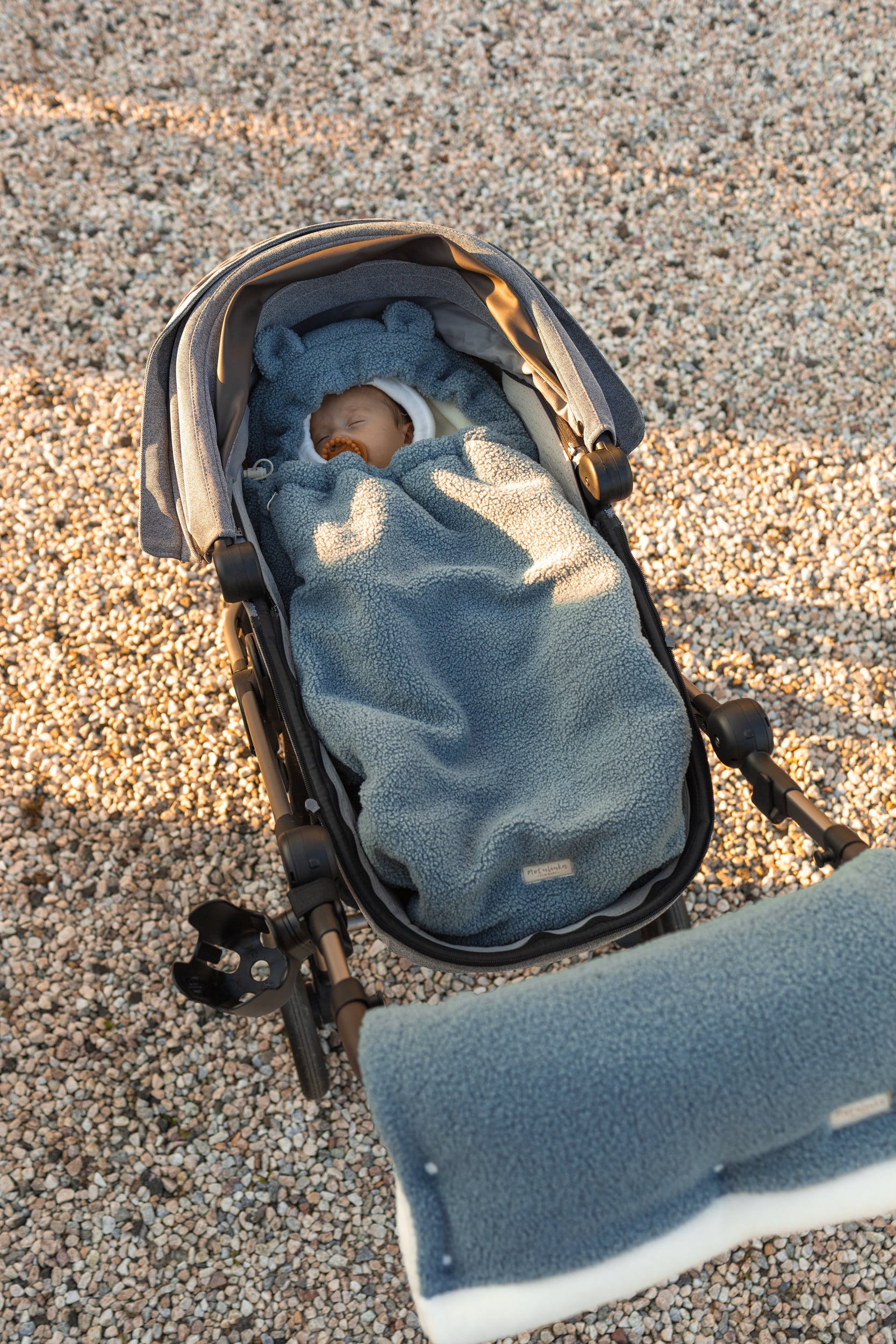 Keep your baby warm and snug with our 3-in-1 plush lamb footmuff. Soft, versatile, and perfect for strollers, car seats, or travel.