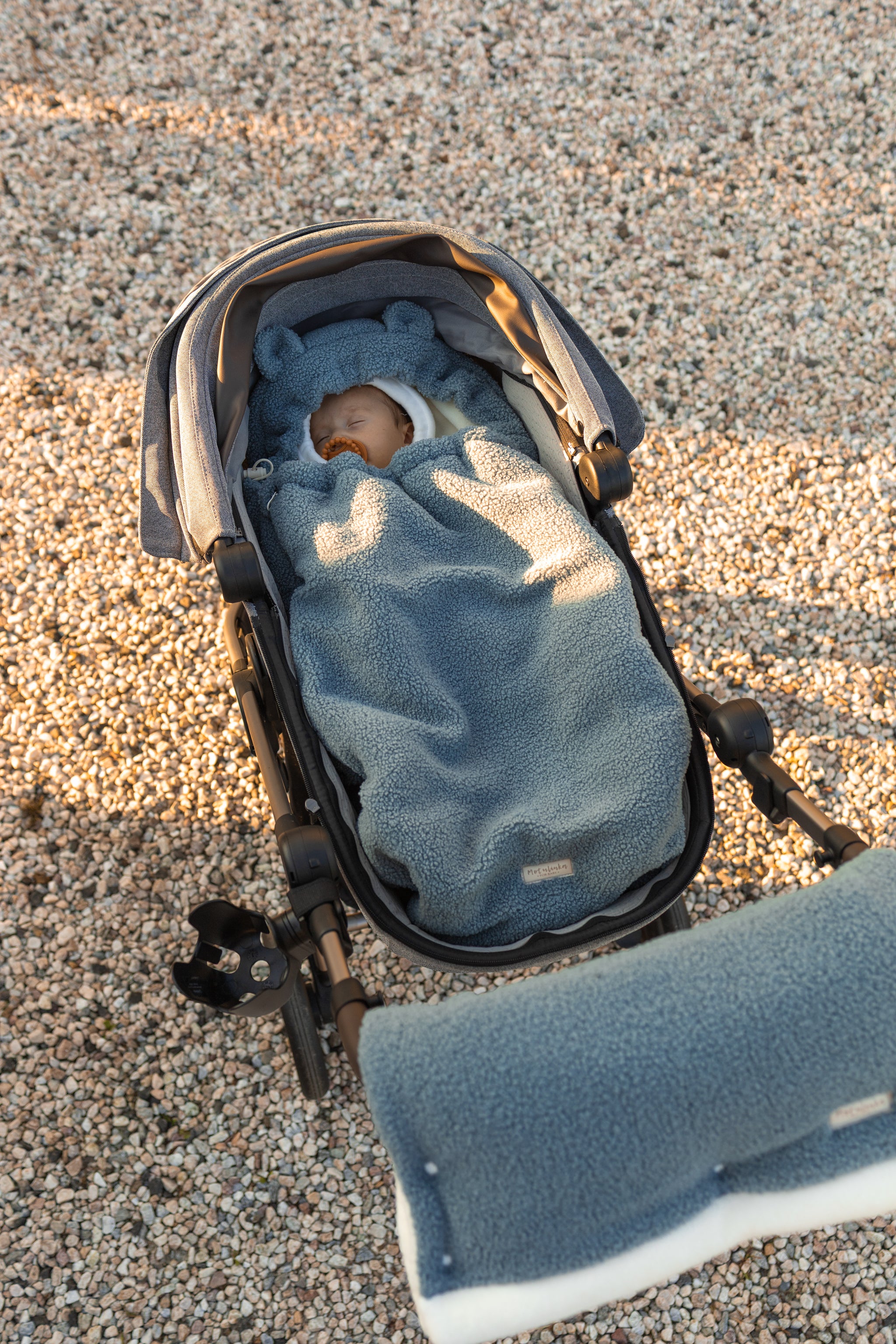 Keep your baby warm and snug with our 3-in-1 plush lamb footmuff. Soft, versatile, and perfect for strollers, car seats, or travel.