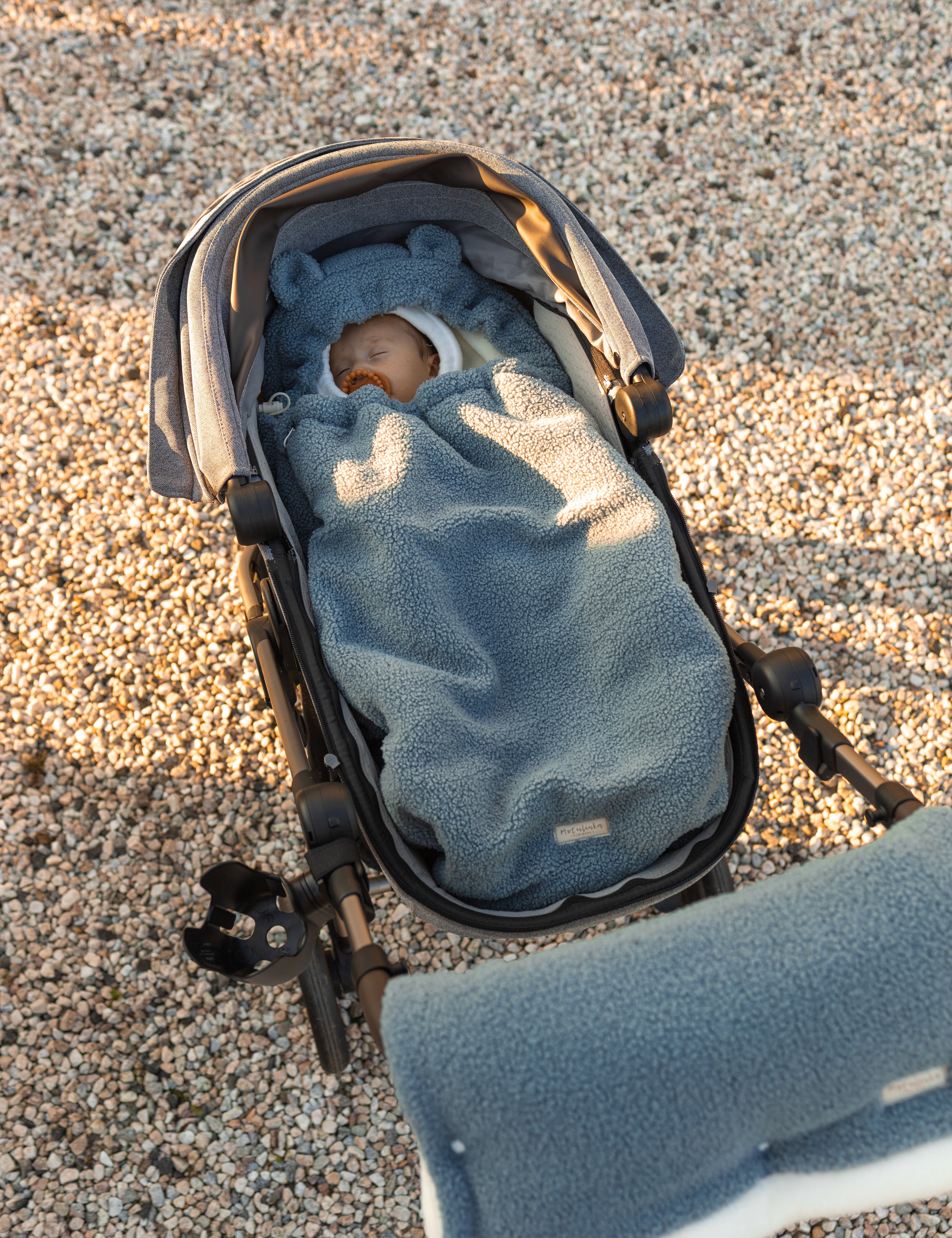 Keep your baby warm and snug with our 3-in-1 plush lamb footmuff. Soft, versatile, and perfect for strollers, car seats, or travel.