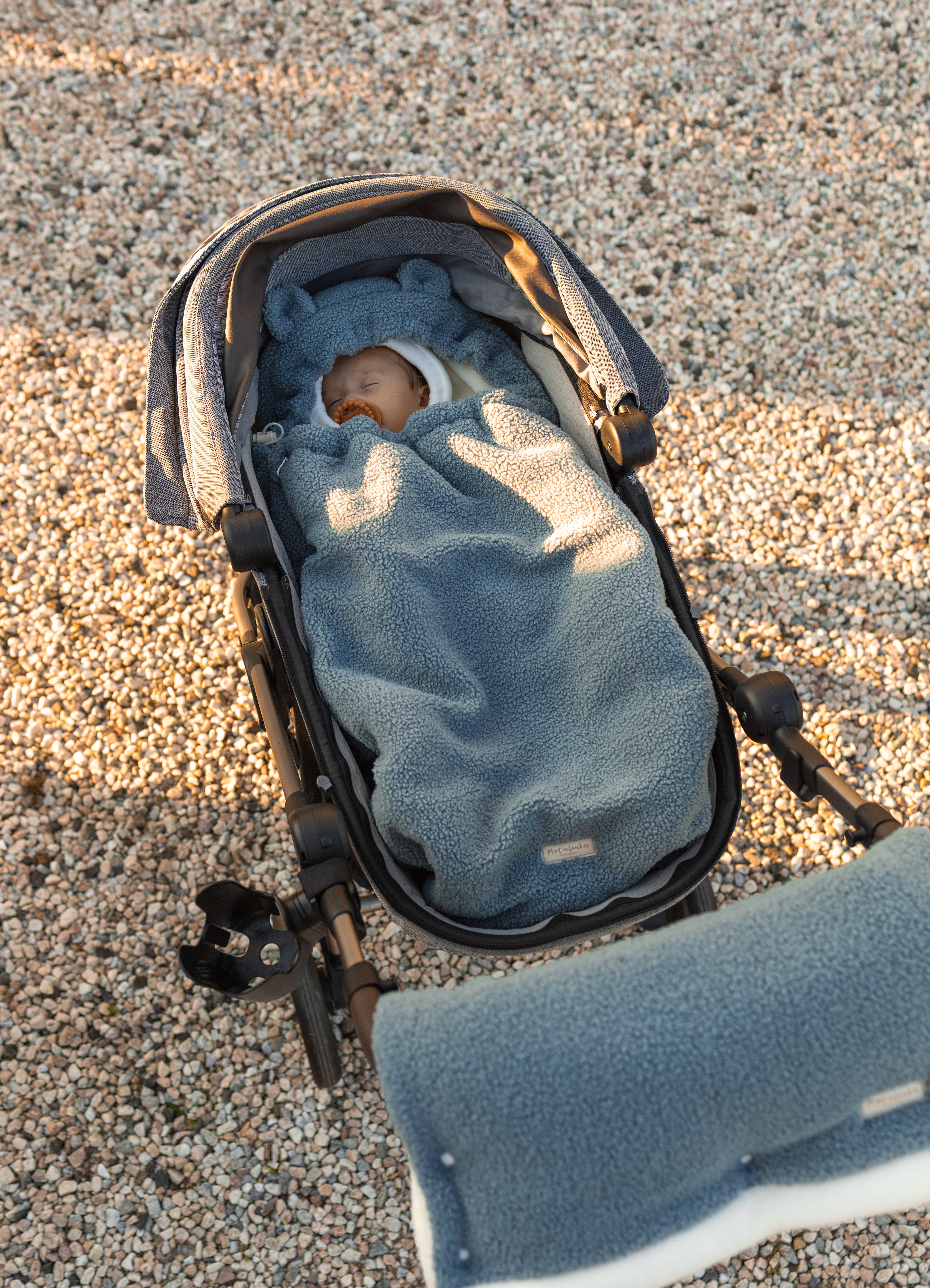 Keep your baby warm and snug with our 3-in-1 plush lamb footmuff. Soft, versatile, and perfect for strollers, car seats, or travel.