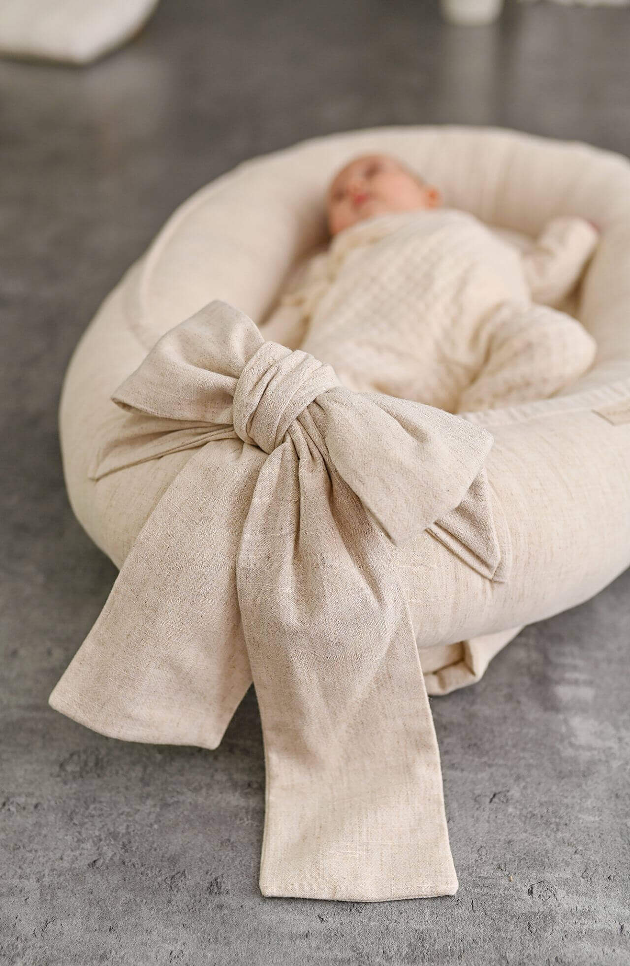 Discover our premium baby nest sleeper crafted with breathable linen and hypoallergenic fill. Provides a cozy, secure space for newborns.