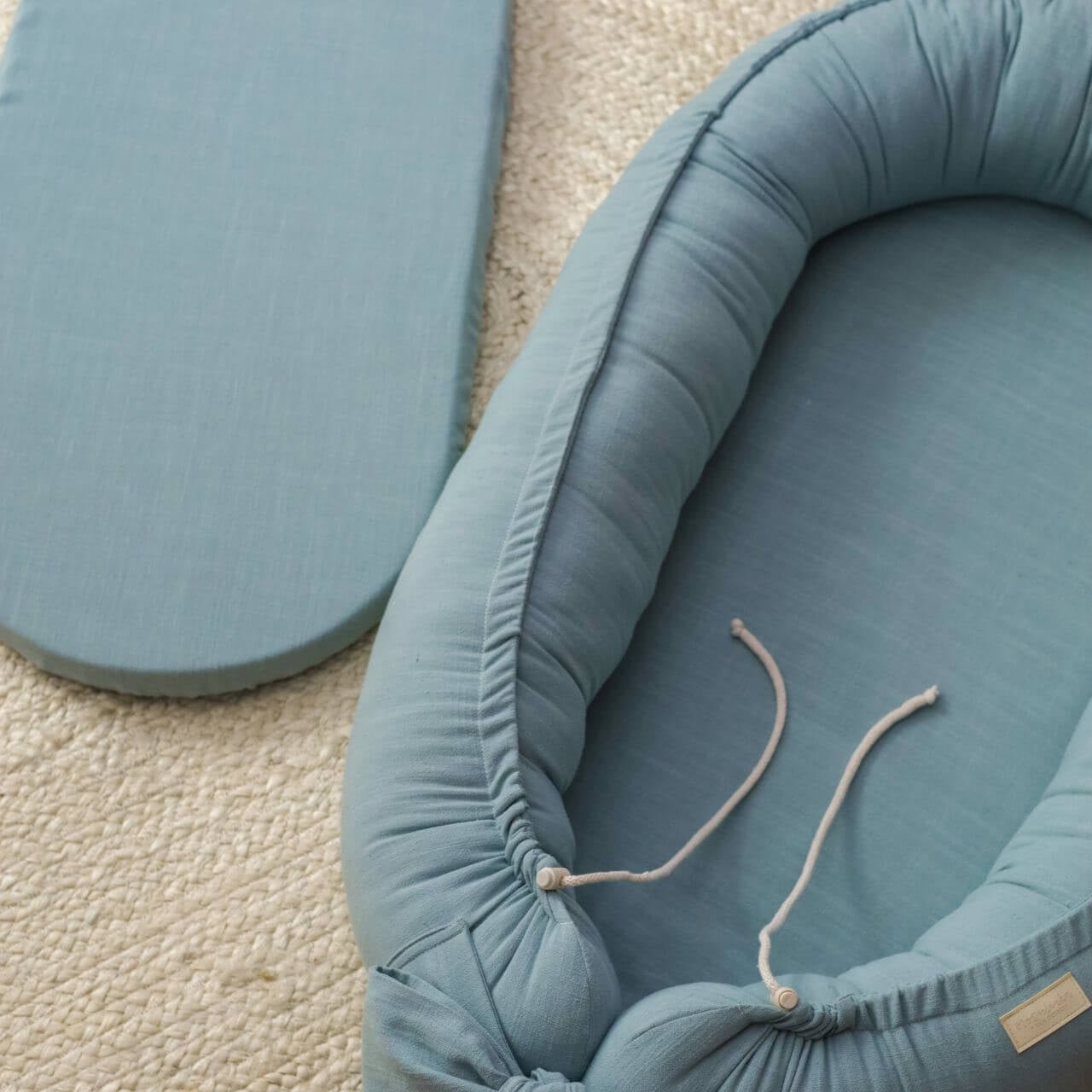 Discover our premium baby nest sleeper crafted with breathable linen and hypoallergenic fill. Provides a cozy, secure space for newborns.